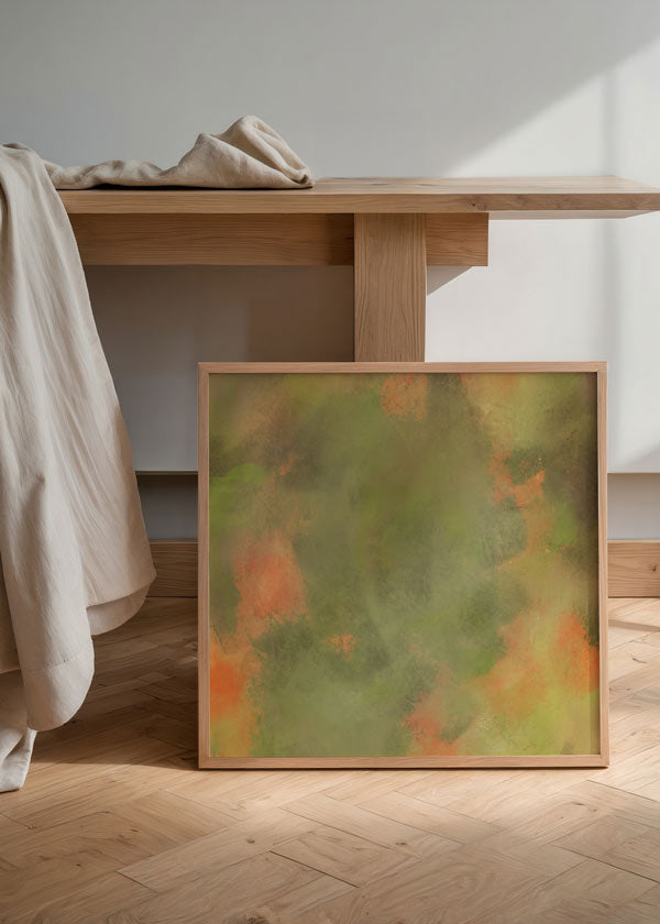 Quadratisches Wandbild mit abstrakter Komposition organischer Formen in Olivgrün, Salbei, Beige und Terrakotta, mit weicher, ausgewogener Anmutung im abstrakten Stil. Erhältlich auf kudeko.com