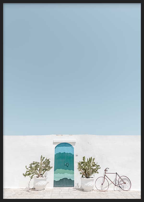 Tableau avec porte bleu turquoise sur façade blanche, pots symétriques, vélo fin, ciel bleu clair et style photographique méditerranéen apaisé. Disponible sur kudeko.com