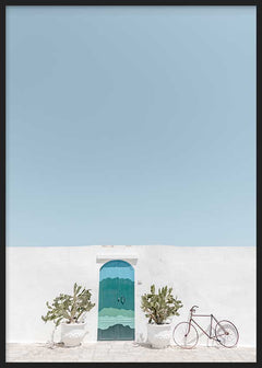 Quadro com porta azul turquesa em fachada branca, vasos simétricos, bicicleta leve, céu azul claro e estilo fotográfico mediterrânico sereno. Disponível em kudeko.com