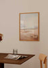 Wandbild im abstrakten Stil mit Landschaft in Braun- und Grautönen, sanfte und moderne dekorative Komposition. Erhältlich auf kudeko.com