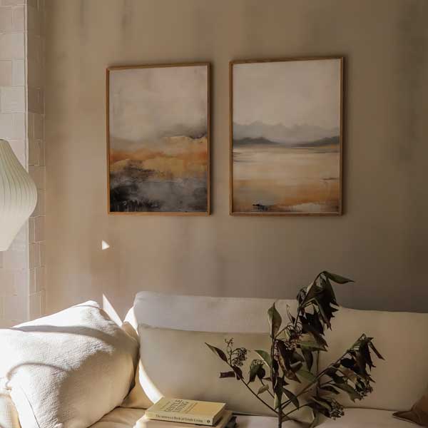 Set aus zwei Wandbildern mit ruhiger Wasserlandschaft, weichen Bergen, hellem Dunst, Gold, Beige, Grau und Schwarz, im zeitgenössischen Natur- und Landschaftsstil. Erhältlich auf kudeko.com