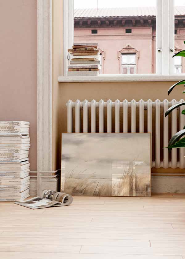 Cuadro horizontal de paisaje costero con dunas de hierba seca, mar sereno, cielo nublado y tonos beige, arena, gris y blanco, de estilo naturaleza y paisajes. Disponible en kudeko.com
