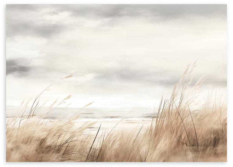 Horizontales Wandbild mit Küstenlandschaft, Dünen mit trockenem Gras, ruhigem Meer, bewölktem Himmel sowie Beige-, Sand-, Grau- und Weißtönen im Natur- und Landschaftsstil. Erhältlich auf kudeko.com