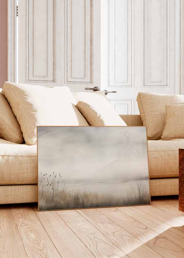 Tableau horizontal représentant un lac brumeux avec roseaux sauvages, horizon diffus, tons beige, gris clair et blanc, dans un style nature et paysage épuré. Disponible sur kudeko.com