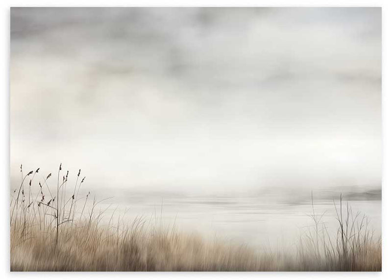 Horizontales Wandbild mit nebliger Seenlandschaft, wildem Schilf, weichem Horizont, in Beige, hellem Grau und Weiß, im natürlichen Landschaftsstil gestaltet. Erhältlich auf kudeko.com