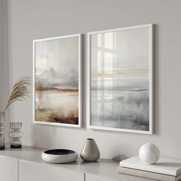 Conjunto de dos cuadros con paisaje de mar y montañas brumosas en tonos beige, gris, blanco roto y marrón arena, de estilo naturaleza y paisajes. Disponible en kudeko.com