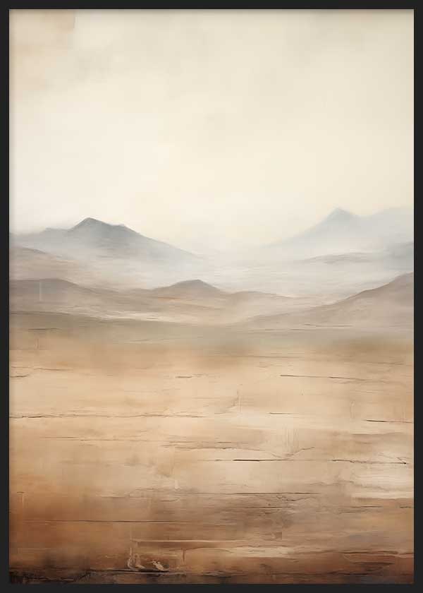Quadro emoldurado de paisagem com montanhas enevoadas e planície ampla, em tons de areia, bege, cinzento suave e castanho claro, de estilo natureza e paisagem. Disponível em kudeko.com