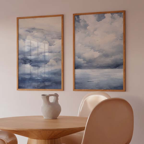 Ensemble de deux tableaux avec paysage de nuages vaporeux, ciel ouvert et reflet d’eau en tons bleu gris, blanc et fumée, dans un style nature et paysage apaisant. Disponible sur kudeko.com