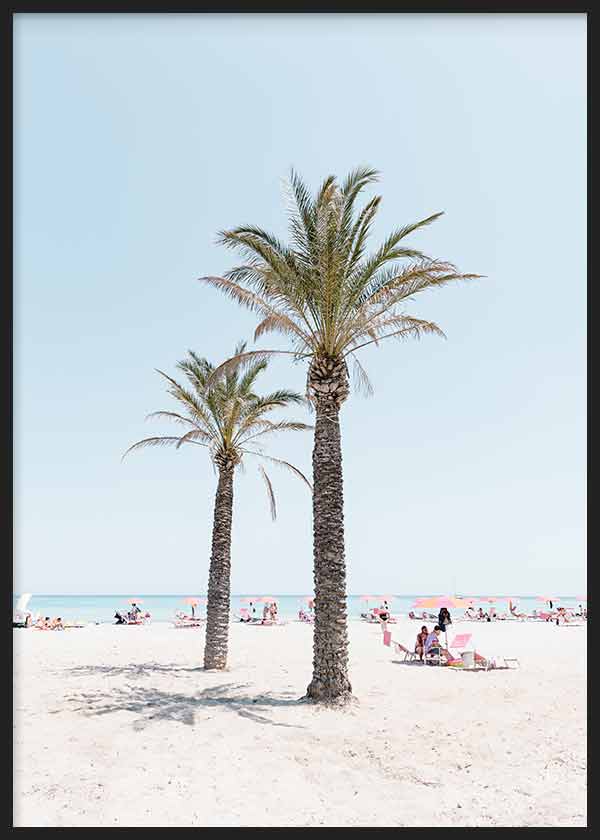 Cuadro con dos palmeras altas en la playa, arena blanca, mar turquesa, cielo azul claro y estilo fotográfico luminoso. Disponible en kudeko.com