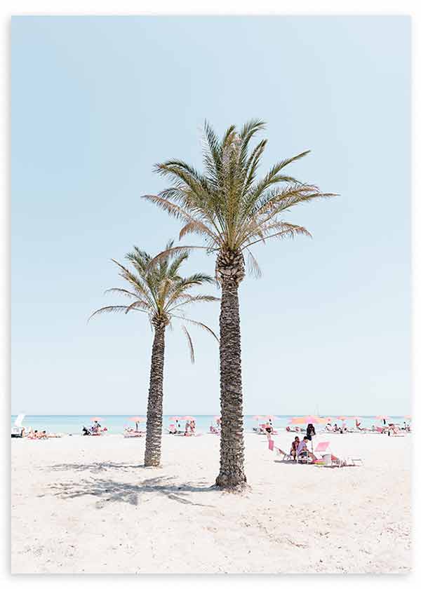Cuadro con dos palmeras altas en la playa, arena blanca, mar turquesa, cielo azul claro y estilo fotográfico luminoso. Disponible en kudeko.com