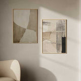 Cuadro con composición abstracta de texturas beige y arena, líneas negras verticales y horizontales, bloques oscuros y acabado sobrio de estilo abstracto. Disponible en kudeko.com