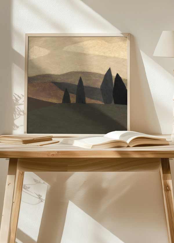 Cuadro cuadrado con paisaje de colinas onduladas, cipreses oscuros, cielo brumoso, tonos beige, tierra, gris y verde apagado, de estilo naturaleza y paisajes. Disponible en kudeko.com