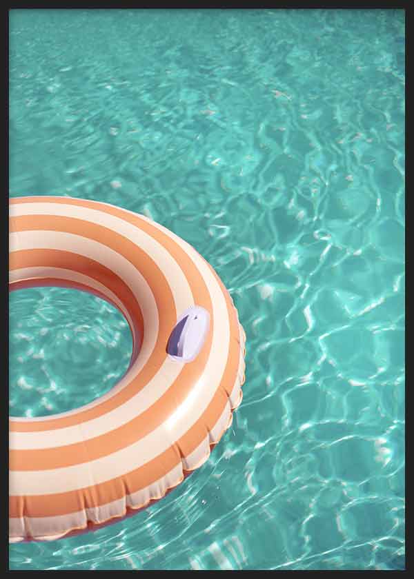 Cuadro con flotador redondo de rayas melocotón y blancas sobre piscina turquesa brillante, composición aérea luminosa de estilo fotográfico. Disponible en kudeko.com