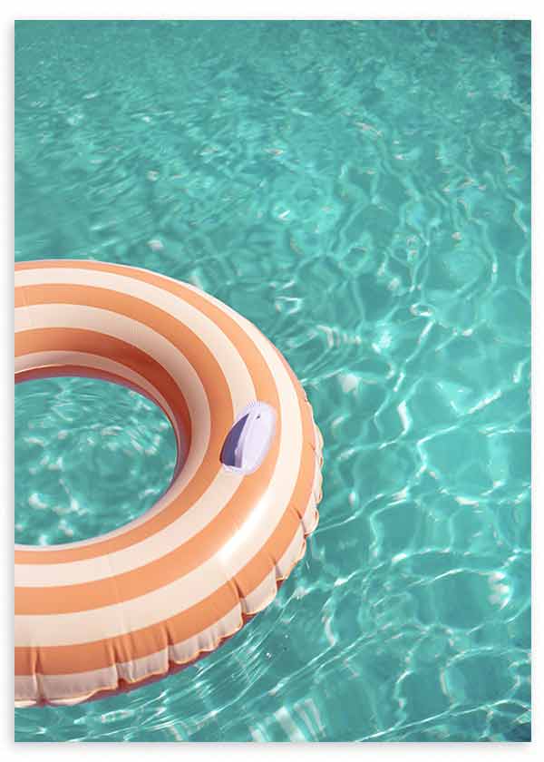 Tableau avec bouée ronde à rayures pêche et blanches sur piscine turquoise lumineuse, vue aérienne épurée dans un style photographique estival et lumineux. Disponible sur kudeko.com