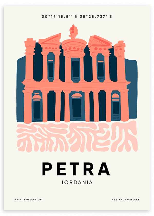 Gerahmtes Wandbild mit der Fassade von Petra in Jordanien, in Koralle, Dunkelblau und zartem Rosa, im architektonischen Illustrationsstil mit Typografie und geografischen Koordinaten. Erhältlich auf kudeko.com