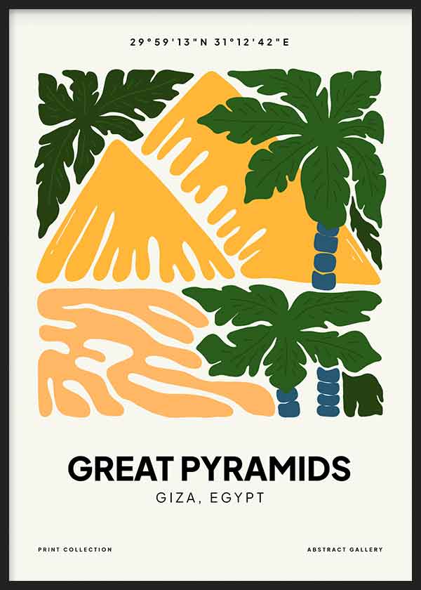 Cuadro de pirámides de Guiza con palmeras tropicales, arena en tonos beige, amarillo mostaza, verde intenso y detalles azules, de estilo ilustración. Disponible en kudeko.com