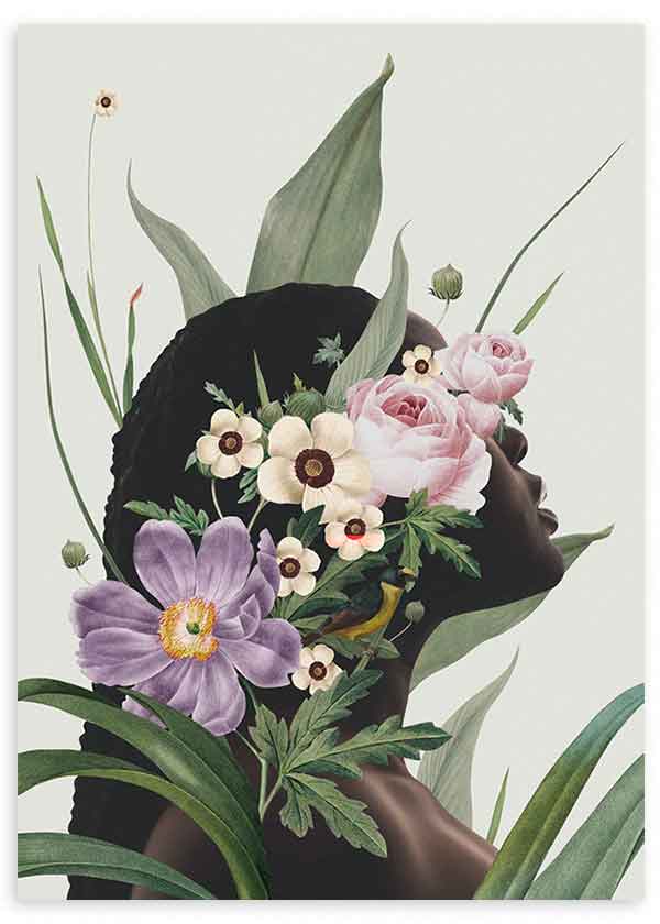 Wandbild mit weiblichem Profil in schwarzer Silhouette, lila, rosa und cremefarbenen Blumen, grünen Blättern, hellem Hintergrund und botanischer Komposition im Illustrationsstil. Erhältlich auf kudeko.com