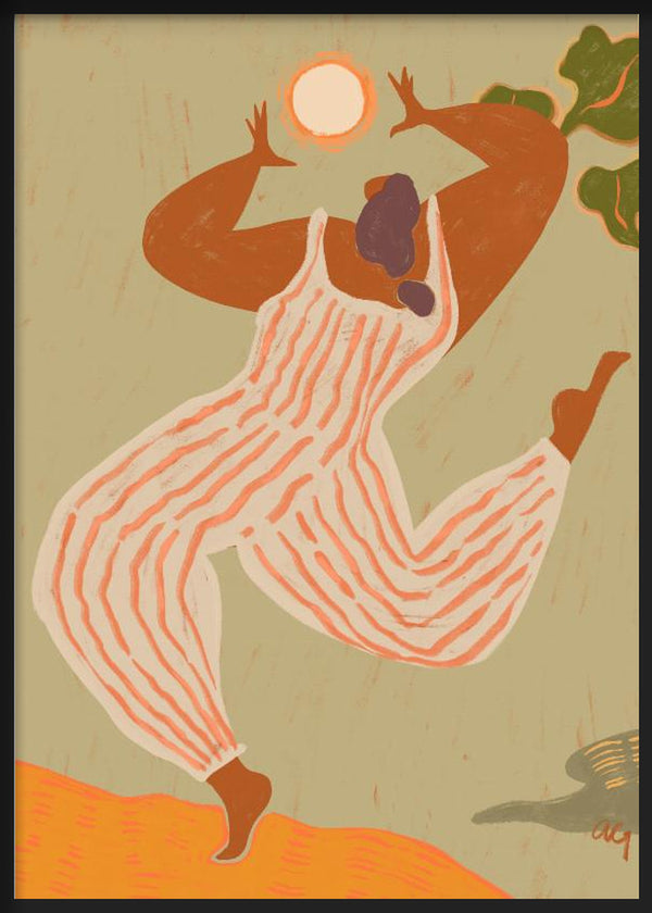 Cuadro de figura femenina estilizada con mono blanco de rayas coral, sol claro, fondo beige y detalles verdes, de estilo ilustración. Disponible en kudeko.com