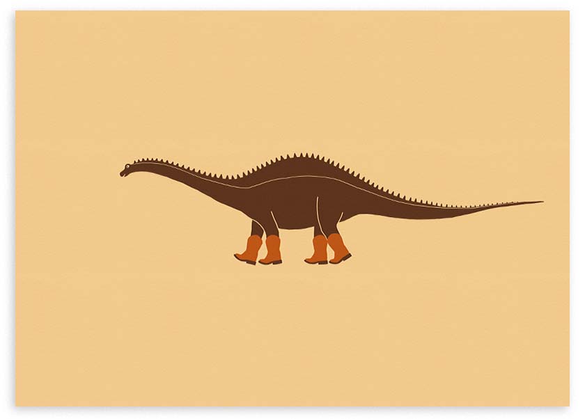Horizontales Wandbild mit langhalsigem Dinosaurier in Dunkelbraun, beigem Hintergrund, Cowboystiefeln in Terrakotta und kindlichem Stil für Kinderzimmer oder Spielbereich. Erhältlich auf kudeko.com