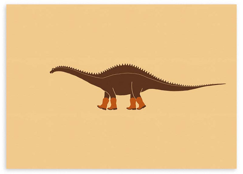 Quadro horizontal com dinossauro de pescoço comprido em castanho escuro, fundo bege, botas de cowboy em terracota e estilo infantil para quarto de criança ou sala de brincar. Disponível em kudeko.com