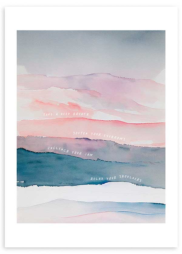 Cuadro con franjas abstractas en rosa empolvado, azul petróleo, gris claro y blanco, con frases relajantes sobre una composición etérea de estilo abstracto. Disponible en kudeko.com