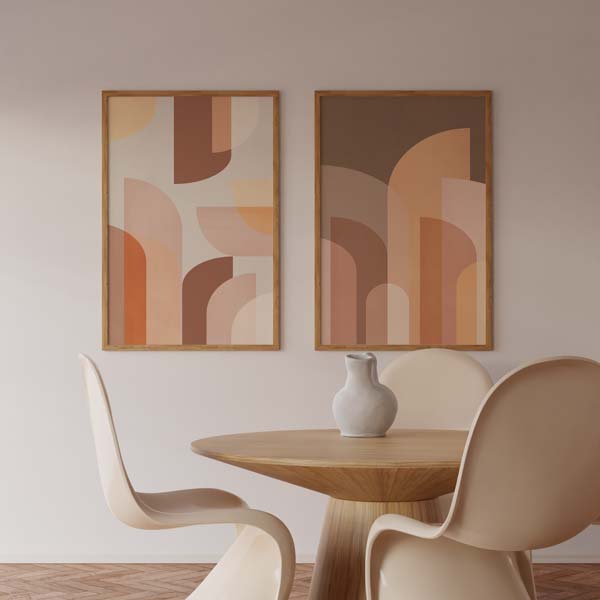 Set aus zwei Wandbildern mit Bögen, Halbkreisen und überlagerten geometrischen Formen in Beige, Terrakotta, Creme und sanftem Braun, im ausgewogenen geometrischen Retro-Stil. Erhältlich auf kudeko.com