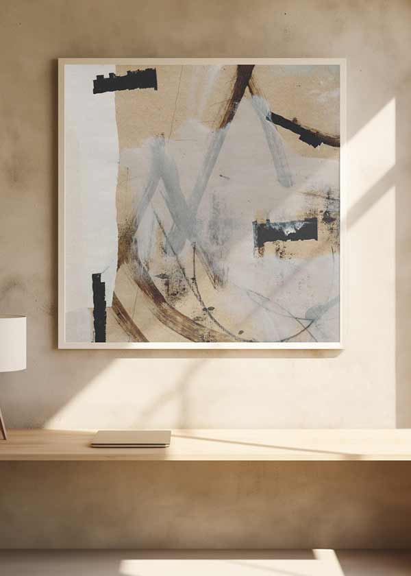 Quadratisches Wandbild mit abstrakter Komposition aus weichen Strichen, gestischen Formen, Beige, Off-White, Rauchgrau, schwarzen Details und braunen Akzenten im klaren modernen Stil. Erhältlich auf kudeko.com