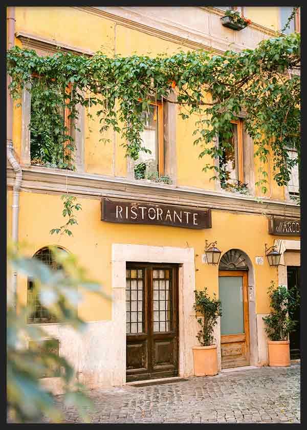 Tableau représentant la façade d’un restaurant à Rome avec murs jaunes, fenêtres en bois, lanternes classiques, végétation verte retombante et style photographique méditerranéen. Disponible sur kudeko.com