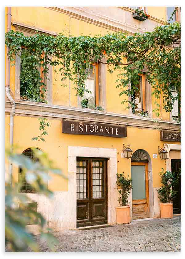 Wandbild mit Fassade eines Restaurants in Rom, gelben Wänden, Holzfenstern, klassischen Laternen, grünen Rankpflanzen und fotografischem Stil mit mediterranem Charakter. Erhältlich auf kudeko.com