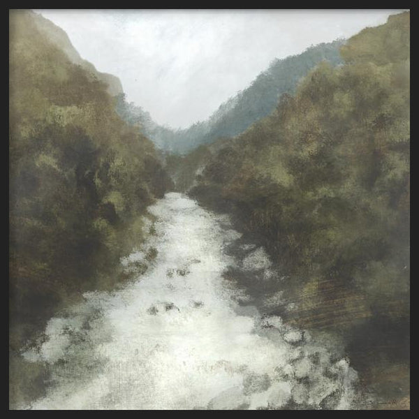 Cuadro cuadrado con río serpenteante entre montañas boscosas, tonos verde oliva, gris brumoso y beige suave, de estilo naturaleza y paisajes. Disponible en kudeko.com