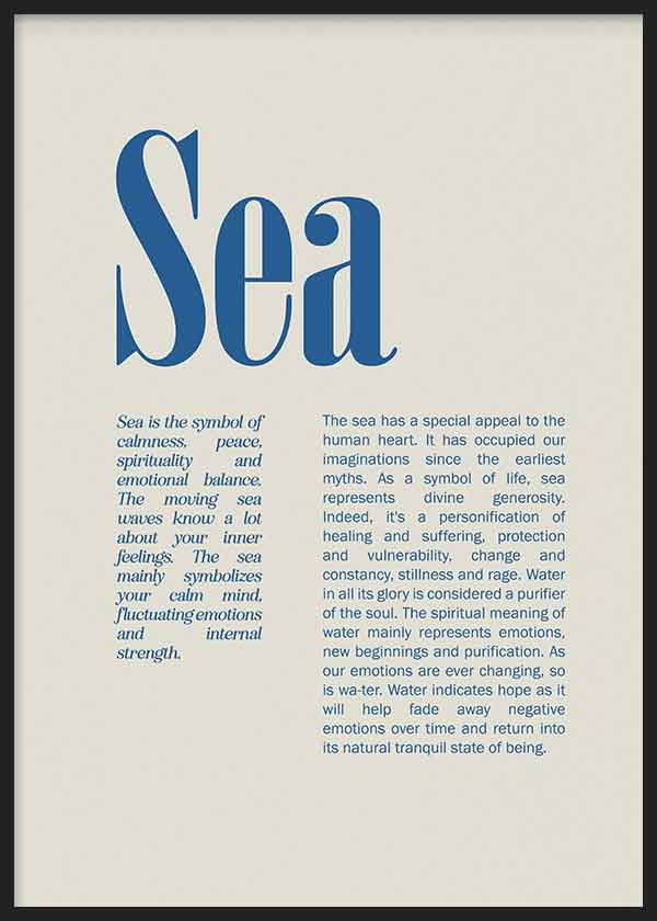 Cuadro con composición tipográfica en azul sobre fondo beige, palabra Sea destacada y textos decorativos en estilo minimalista. Disponible en kudeko.com