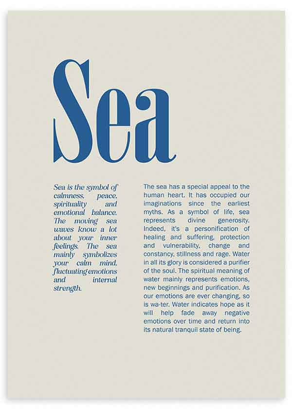 Tableau encadré avec composition typographique bleue, mot Sea mis en avant, fond beige et style minimaliste éditorial pour décoration murale contemporaine. Disponible sur kudeko.com