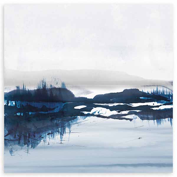 Tableau carré avec paysage lacustre, eau tranquille, rives sombres, végétation diffuse et horizon brumeux en tons bleu pétrole, gris bleuté, blanc et noir doux, style nature et paysage. Disponible sur kudeko.com