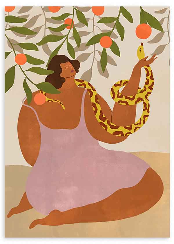 Quadro emoldurado de mulher sentada entre ramos de laranjeira, laranjas, serpente amarela malhada, tons terra, verde azeitona, creme e rosa velho, em estilo de ilustração simbólica. Disponível em kudeko.com