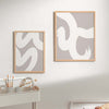 Cuadro con formas curvas blancas de gran tamaño sobre fondo beige topo suave, composición limpia y estética abstracto contemporánea. Disponible en kudeko.com