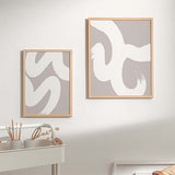 Cuadro con formas curvas blancas de gran tamaño sobre fondo beige topo suave, composición limpia y estética abstracto contemporánea. Disponible en kudeko.com
