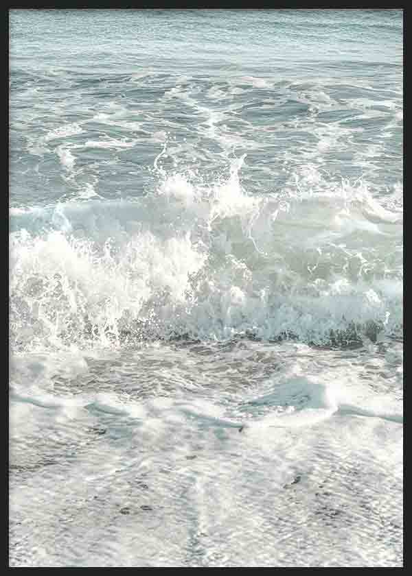 Cuadro de olas del mar rompiendo en la orilla con espuma blanca, agua azul grisácea y reflejos suaves, de estilo fotográfico. Disponible en kudeko.com