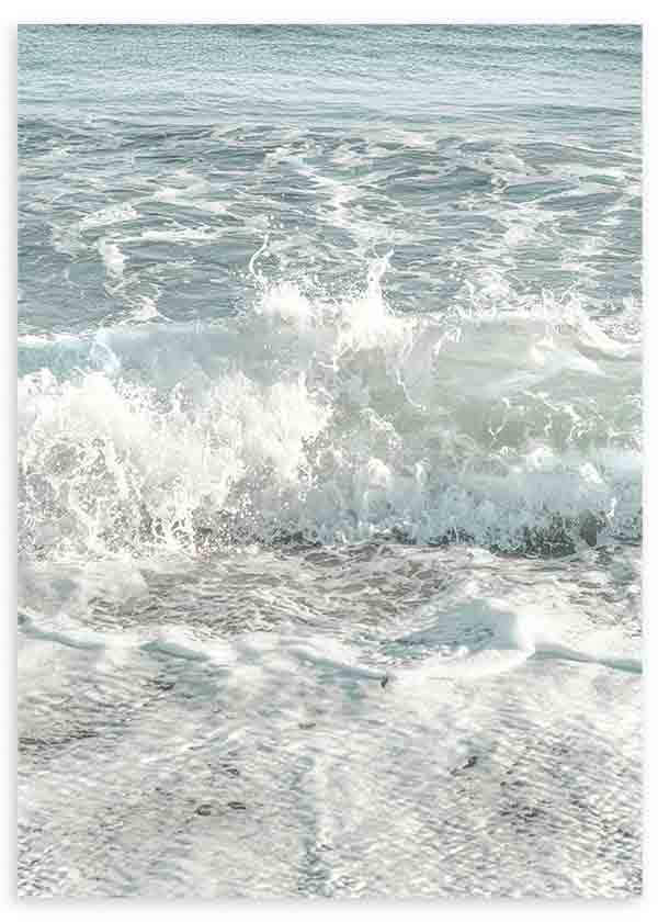 Cuadro de olas del mar rompiendo en la orilla con espuma blanca, agua azul grisácea y reflejos suaves, de estilo fotográfico. Disponible en kudeko.com