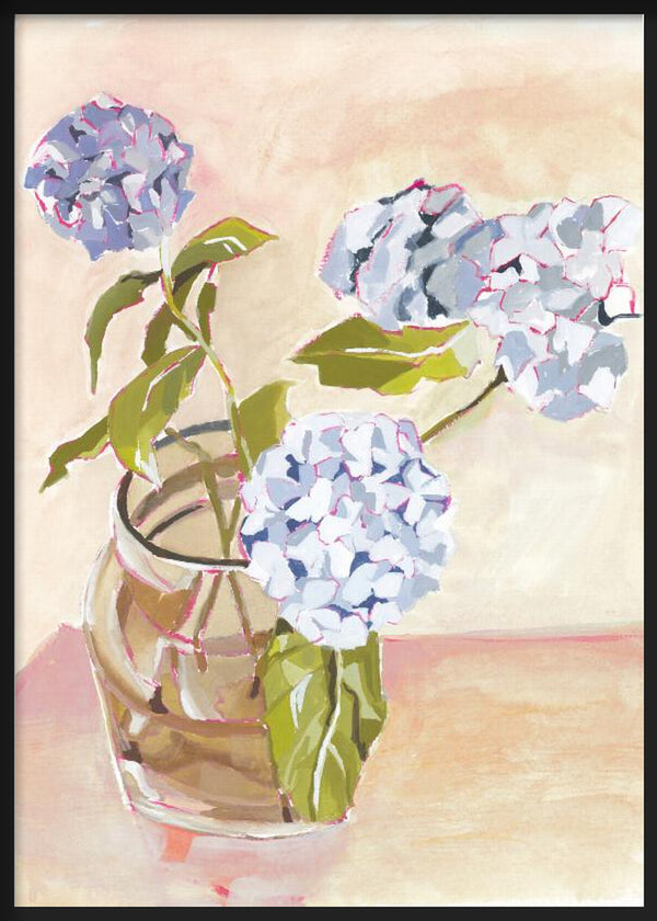 Cuadro de hortensias azul lavanda y blancas en jarrón de cristal, con hojas verdes, fondo beige rosado y estilo floral. Disponible en kudeko.com