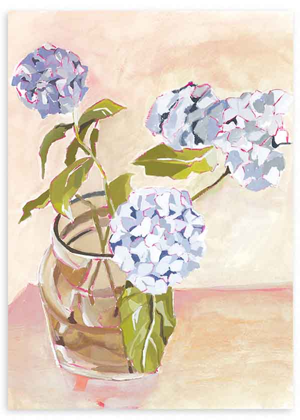 Quadro emoldurado com hortênsias azul lavanda e brancas em jarra de vidro, folhas verdes, fundo bege rosado e estilo floral suave. Disponível em kudeko.com