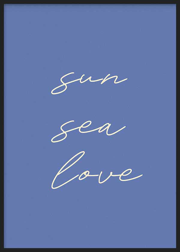 Cuadro con frases Sun Sea Love en tipografía manuscrita blanca sobre fondo azul lavanda liso, de estilo con frases. Disponible en kudeko.com