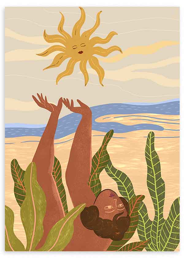 Quadro emoldurado com figura feminina reclinada entre grandes folhas tropicais, sol dourado, céu bege e azul, tons de terracota e verde, estilo de ilustração decorativa. Disponível em kudeko.com