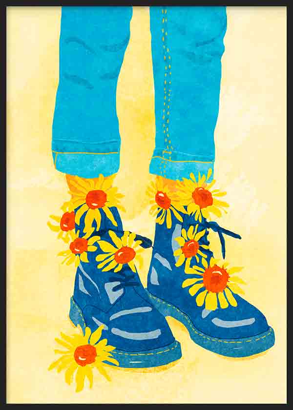 Wandbild mit blauen Stiefeln, gelben Sonnenblumen mit orangefarbenen Mitten, türkisfarbener Hose, cremefarbenem Hintergrund und grafischem Illustrationsstil. Erhältlich auf kudeko.com