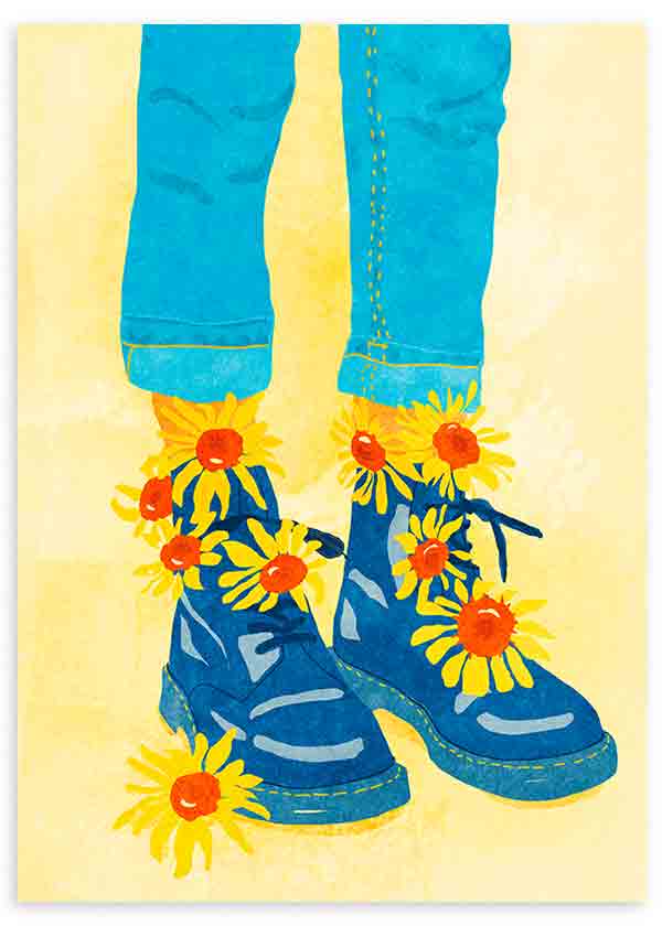 Wandbild mit blauen Stiefeln, gelben Sonnenblumen mit orangefarbenen Mitten, türkisfarbener Hose, cremefarbenem Hintergrund und grafischem Illustrationsstil. Erhältlich auf kudeko.com