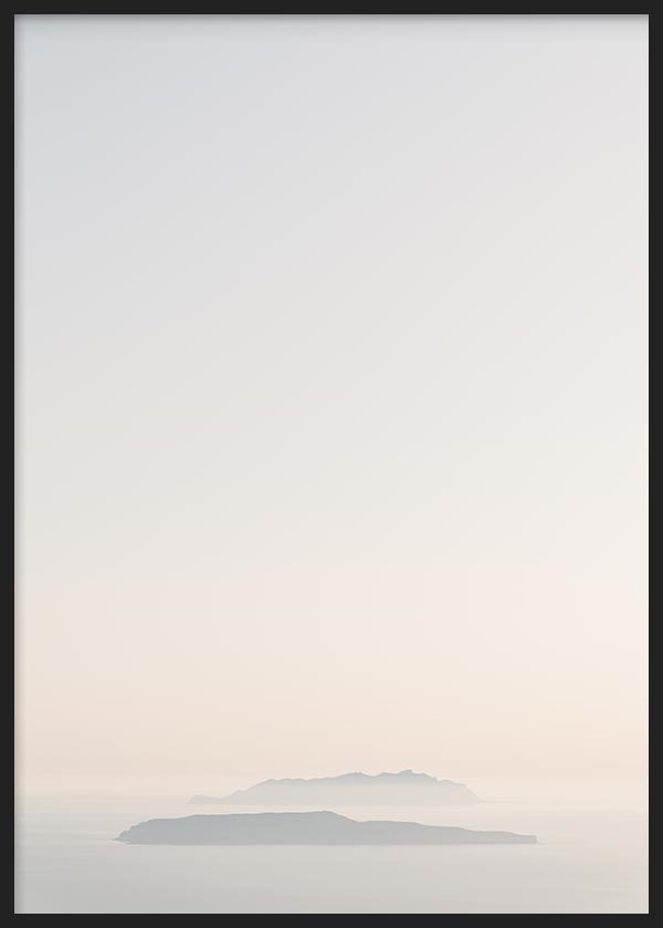 Wandbild mit fernen Inseln über ruhigem Meer, leichter Nebel, Beige, Hellgrau und Creme, in einem klaren Natur- und Landschaftsstil gestaltet. Erhältlich auf kudeko.com