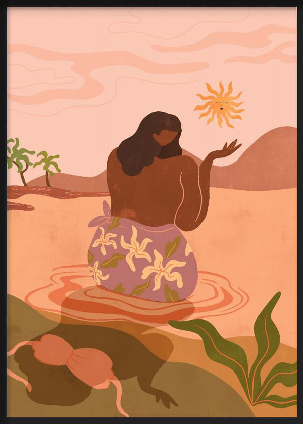 Cuadro con mujer sentada en el agua, sol decorativo, palmeras, plantas tropicales y tonos rosa, terracota, lila y verde, de estilo ilustración. Disponible en kudeko.com