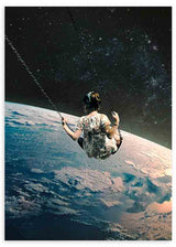 Cuadro collage surrealista de niña columpiándose en el espacio, viendo la Tierra