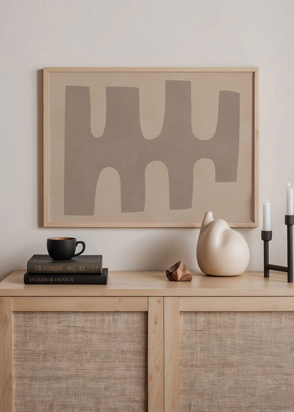 Horizontales Wandbild mit geometrischem Motiv in graubeige auf cremefarbenem Hintergrund, klarer dekorativer Stil für Wohnzimmer, Schlafzimmer oder Büro. Erhältlich auf kudeko.com