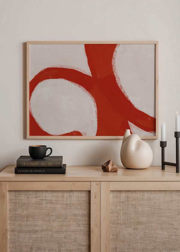 Cuadro horizontal abstracto con trazos curvos en terracota y blanco, kudeko.com
