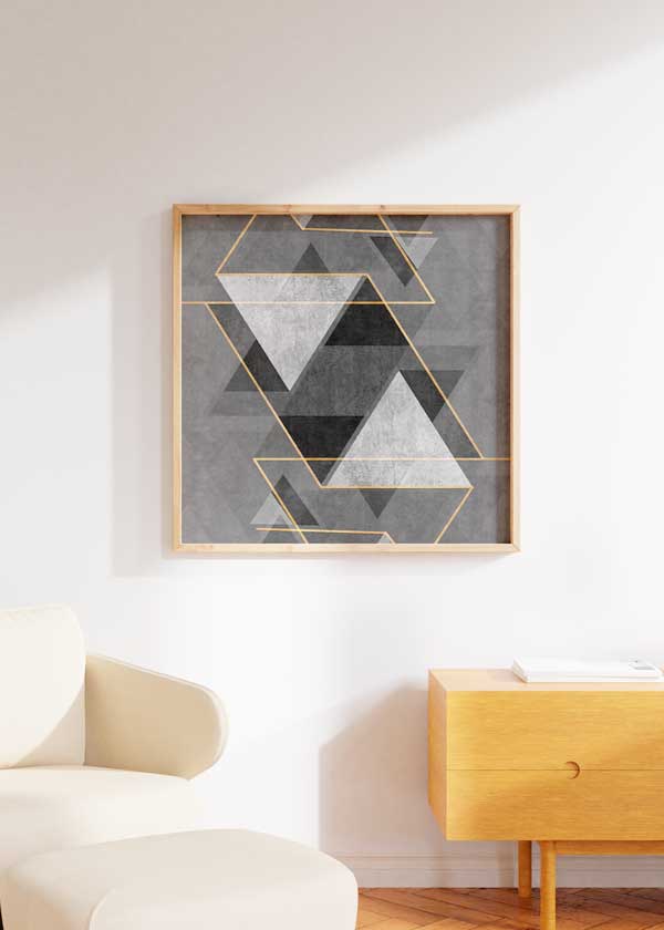 Tableau carré avec triangles superposés gris, noir et blanc, lignes dorées, fond texturé et style géométrique contemporain pour décoration murale. Disponible sur kudeko.com